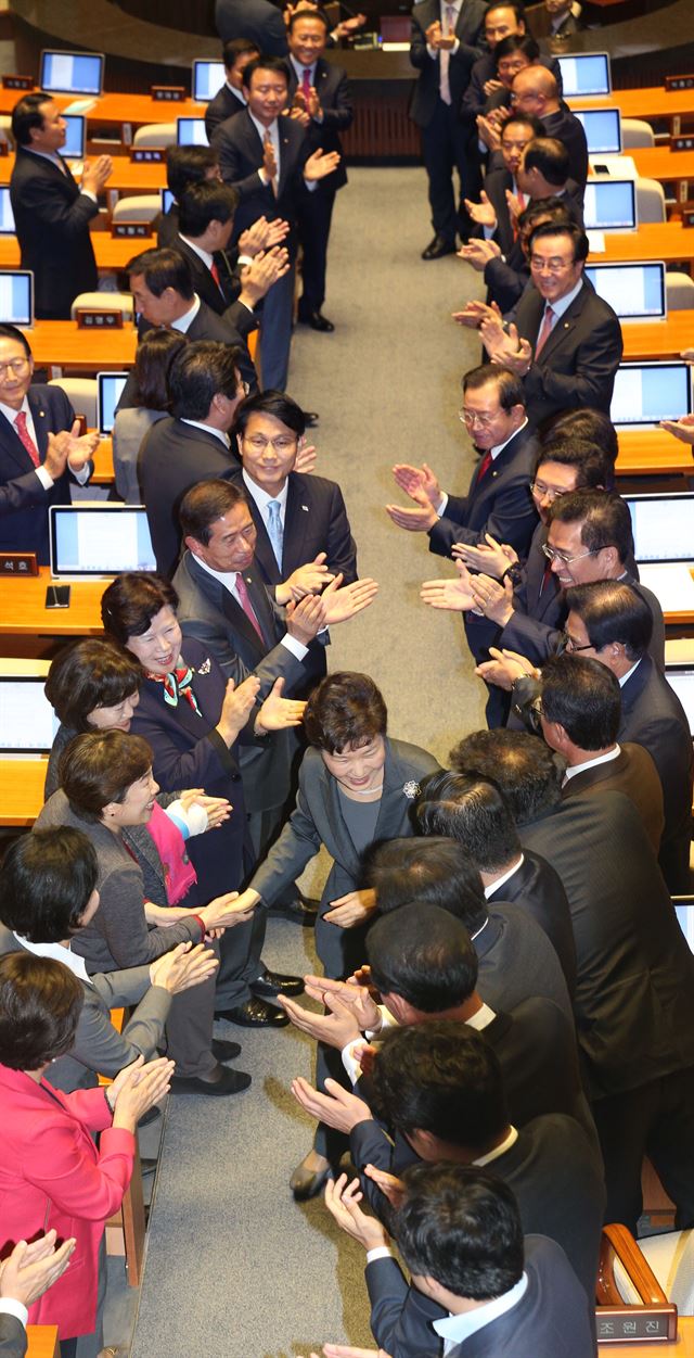 박근혜 대통령이 27일 오전 국회 본회의장에서 2016년도 새해 예산안 시정연설을 마치고 여당의원들의 박수속에 의원들과 악수를 하며 퇴장하고 있다. 고영권기자 youngkoh@hankookibo.com