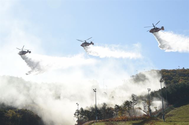 산림청이 제6차 세계산불총회 기간에 국민안전처 등과 합동으로 헬기 등을 동원해 외국인 참가자들에게 진화시범을 보이고 있다. 산림청 제공