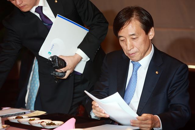 이주열 한국은행 총재가 28일 오전 서울 중구 한국은행에서 열린 경제동향간담회에서 자료를 살펴보고 있다. 연합뉴스