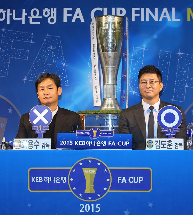 27일 서울 종로구 대한축구협회 축구회관에서 열린 2015 KEB하나은행 FA컵 결승전 미디어 데이 행사에서 FC서울 최용수(왼쪽) 감독과 인천 유나이티드 김도훈 감독이 '팀이 우승하면 막춤이라도 추겠냐'는 질문에 OX 판을 들어보이고 있다. 연합뉴스