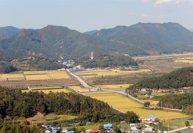 옥천 이성산성(화살표)이 위치한 충북 옥천군 산계리 전경. 문화재청 제공