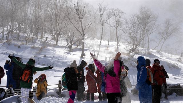 28일 중국 백두산 북파 장백폭포를 찿은 관광객들이 설경을 감상하며 즐거워하고 있다. 백두산=배우한기자 bwh3140@hankookilbo.com