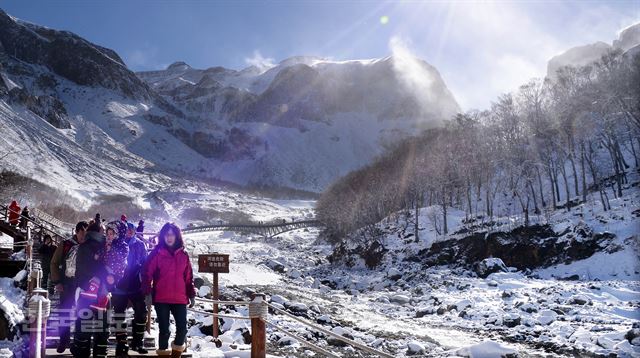 28일 중국 백두산 북파 장백폭포를 찿은 관광객들이 설경을 감상하며 즐거워하고 있다. 백두산=배우한기자 bwh3140@hankookilbo.com