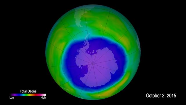 세계기상기구(WMO)가 봄이 시작되는 남극에 계절적 요인으로 오존층의 구멍이 역대 기록에 가까울 정도로 확대됐으나 아직 경보를 내릴 단계는 아니라고 밝힌 가운데 사진은 지난 10월 2일 촬영된 남극 오존층의 구멍. NOAA=AP 연합뉴스