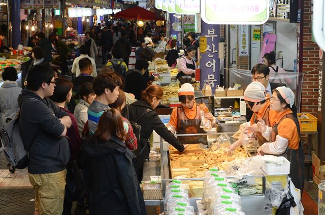 29일 관광 명소가 된 부산 깡통시장 오뎅 골목에서 손님들이 어묵을 고르고 있다. 부산=전혜원기자 iamjhw@hankookilbo.com