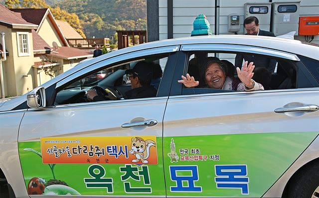 산골 오지마을인 옥천군 이원면 장천리 주민이 '다람쥐택시'를 타고 읍내로 볼일을 보러가고 있다. 옥천군 제공.