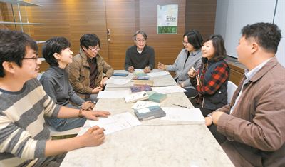 지난달 29일 한국일보 본사에서 열린 제48회 한국일보문학상 예심에서 심사위원들이 작품을 평가하고 있다. 왼쪽부터 시계방향으로 김형중 평론가, 권여선 소설가, 신용목 시인, 정홍수 평론가, 양경언 평론가, 은희경 소설가, 서희원 평론가. 서재훈기자 spring@hankookilbo.com