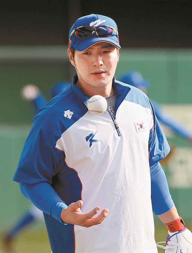 오는 8∼21일 일본과 대만에서 열리는 2015 세계야구소프트볼연맹(WBSC) 프리미어12 경기에 출전하는 한국대표팀 타자 박병호가 지난달 29일 오후 인천시 남구 SK행복드림구장에서 환한 표정으로 몸을 풀며 훈련하고 있다. 연합뉴스