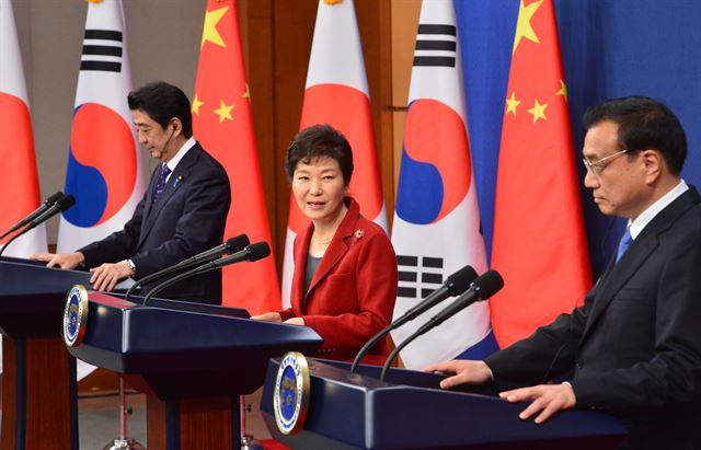 박근혜 대통령이 1일 오후 청와대 춘추관에서 열린 한일중 정상회의 공동기자회견에서 발언하고 있다. 홍인기기자 hongik@hankookilbo.com