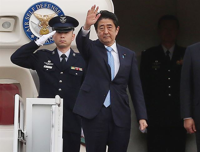 떠나는 아베 총리. 지난 1일 방한한 아베 신조(安倍晋三) 일본 총리가 2일 오후 성남 서울공항에서 전용기에 오르며 손을 흔들고 있다. 성남=연합뉴스