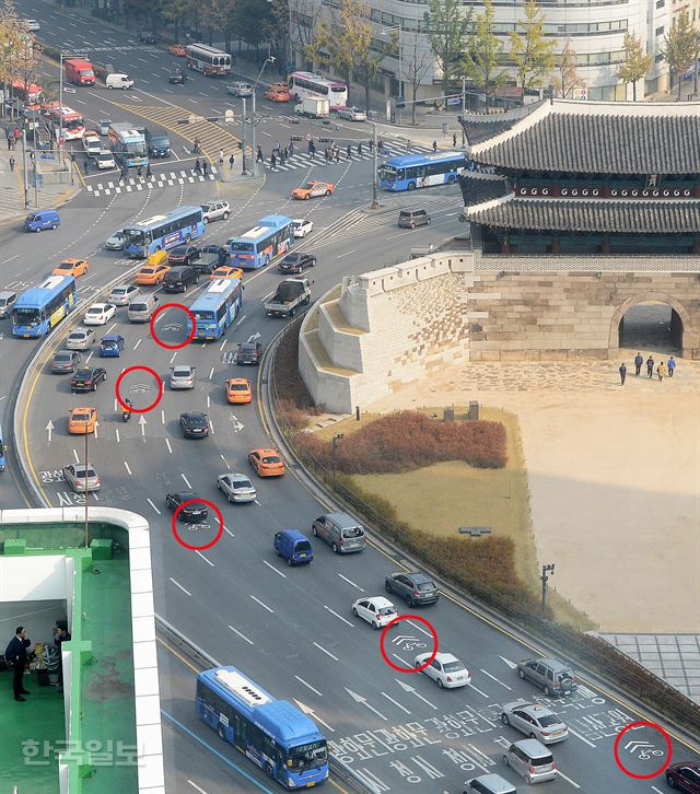 숭례문 오거리 일대에 자전거 우선도로 모습. 5차선에서 4차선, 3차선으로 자전거가 이동하도록 유도하고 있다. 차량 이동 속도와 흐름상 표시대로 이동하면 큰 사고로 이어질 수 있다.