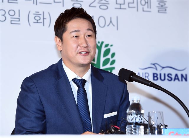 이대호가 3일 오전 서울 반얀트리 클럽 앤 스파 서울에서 귀국 및 향후 거취에 관한 기자간담회를 열고 메이저리그에 도전한다는 포부를 밝히고 있다.