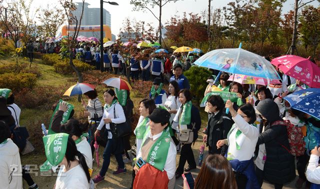 영아보육교사와 학부모들이 남산 둘레길을 걷고 있다.