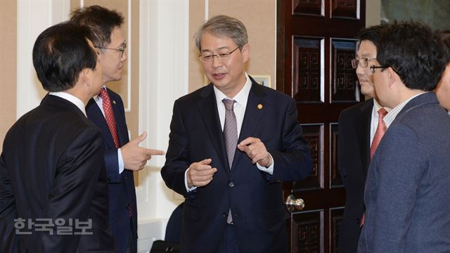 당정이 발표한 카드수수료 인하조치를 두고 현 정부의 금융개혁 방향과 역행한다는 논란이 일고 있다. 임종룡(가운데) 금융위원장이 2일 당정협의에 앞서 참석자들과 의견을 나누고 있다. 고영권기자 youngkoh@hankookilbo.com