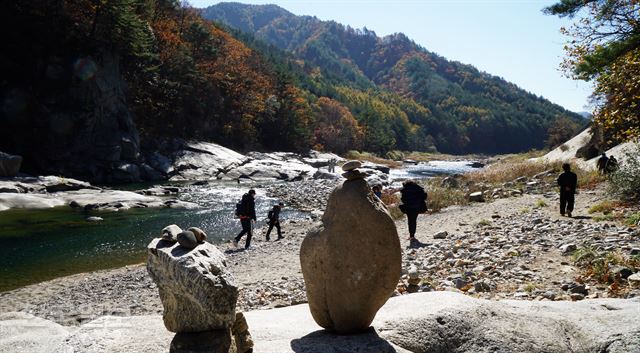 험악한 산세에 비해 낙차가 없는 물길은 한없이 부드럽다.