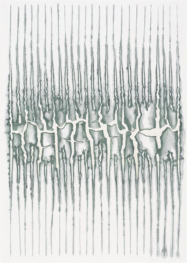 권영우의 '무제'는 한국의 전통 한지를 칼로 찢어낸 후 틈새로 프랑스의 푸른 잉크인 과슈를 흘려 번지는 모습을 자연스럽게 드러냈다. 국제갤러리 제공