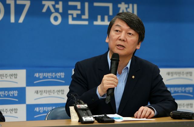 안철수 새정치민주연합 의원이 4일 대구 동구 새정치연합 대구광역시당에서 정부의 역사교과서 국정화 고시 강행을 규탄하는 성명서를 발표한 뒤 기자의 질문에 답하고 있다. 대구=연합뉴스