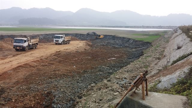 충남도가 담수량 확대를 위해 가뭄으로 바닥을 드러낸 태안군 근흥면 죽림저수지를 준설하고 있다. 충남도 제공/2015-11-05(한국일보)