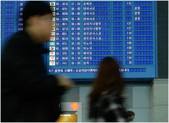 인도네시아 발리섬이 화산폭발로 폐쇄된 5일 오후 인천 영종도 인천국제공항 출국장 이착륙 정보 전광판에 인도네시아 덴파사르로 향하는 여객기의 결항이 표시되고 있다. 발리행 항공기는 6일부터 운항을 재개했다. 뉴시스