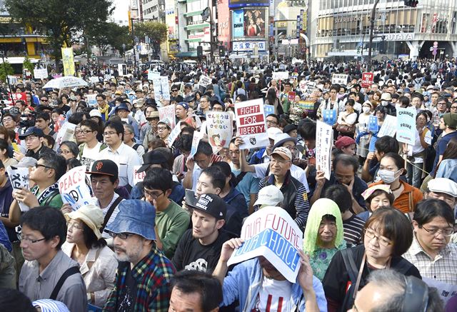 지난달 18일 일본 도쿄도(東京都) 시부야(澁谷)구에서 학생 단체인 '실즈'(SEALDs)를 주축으로 안보 법률의 폐지를 요구하는 시위가 열리고 있다. 도쿄 교도=연합뉴스