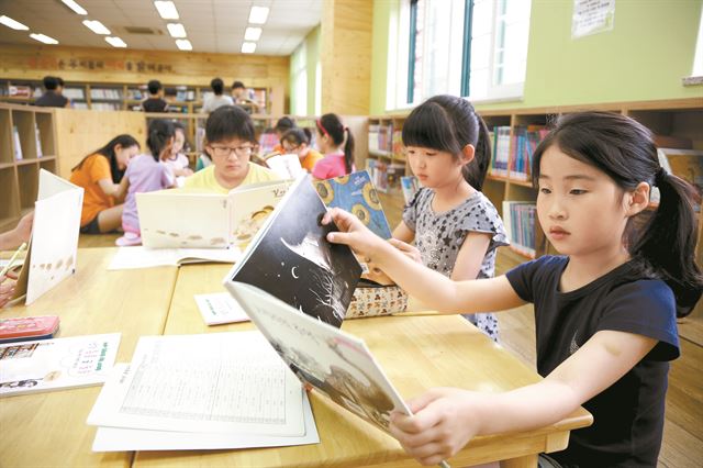 새누리당과 정부가 학제 개편안을 검토하면서 만 6세였던 초등학교 입학 연령이 50여년 만에 만 5세로 낮춰질지 주복되고 있다. 한국일보 자료사진