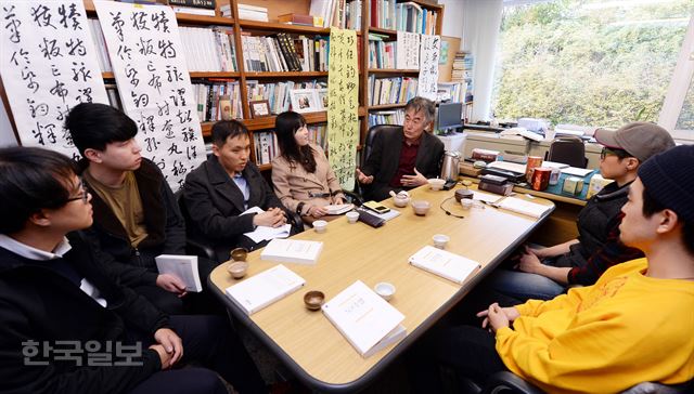 성균관대 박승희(오른쪽에서 세 번째) 사회복지학과 교수와 오거서 독서모임에 참여한 학생들이 각자 읽은 책에 대한 이야기를 나누고 있다. 배우한기자 bwh3140@hankookilbo.com