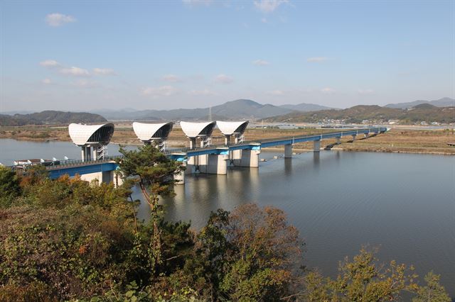 가뭄을 겪는 충남 보령댐에 금강물을 공급하고자 추진되는 도수로 설치공사가 지난달 30일부터 시작됐다. 국토교통부 제공