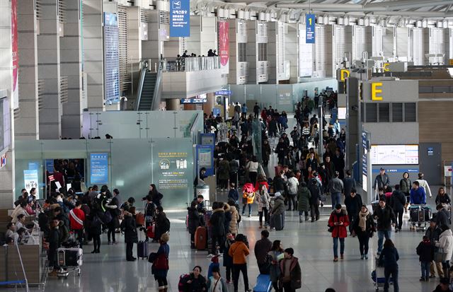 1월 7일 오후 인천공항 국제선 출국장.