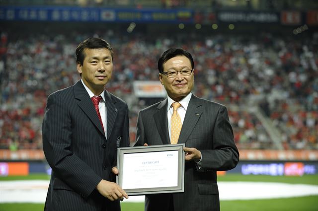 지난 2010년 FIFA 특별공로상을 수상한 권종철 전 대한축구협회 심판위원장(사진 왼쪽).