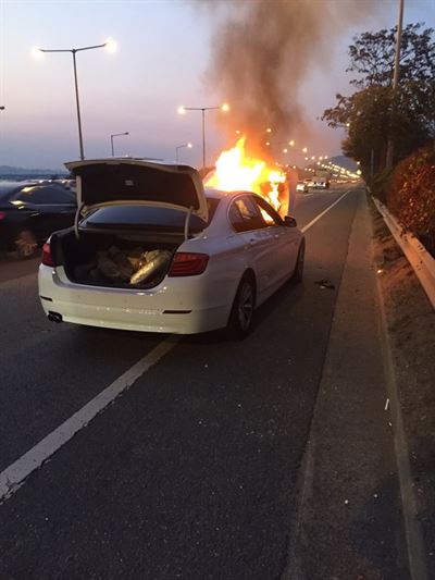 3일 오후 5시 40분께 자유로 방화대교 인근을 달리던 BMW 520d 승용차에 불이 나 차량이 전소됐다. 차량 소유자는 "BMW 정비소에서 타이밍 벨트 관련 장치 리콜을 맡겨 차량을 찾은 직후 화재가 발생했다"고 주장했다. 연합뉴스