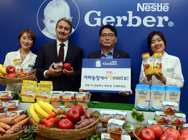 10일 오전 서울 이마트 성수점에서 열린 네슬레코리아의 이유식 브랜드 '거버(Gerber)' 출시행사에서 어완 뷜프 네슬레코리아 사장(왼쪽에서 두번째), 최성재 이마트 부사장뒤편 (오른편)이 아기의 성장단계에 맞춰 영양식을 제공하는 '거버 뉴트리션 시스템' 제품을 선보이고 있다.고영권기자youngkoh@hankookilbo.com