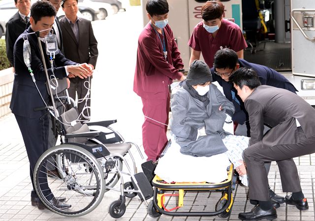 10일 오후 서울 서초구 서울고등법원에 파기환송심 첫 공판을 받기위해 이재현 CJ그룹회장이 휠체어로 옮겨 타려 하고 있다. 홍인기기자