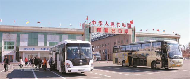 지난달 24일 러시아 접경인 중국 지린성 훈춘 세관을 통과한 러시아 관광객들이 훈춘 시내로 이동하기 위해 버스에 탑승하고 있다. 훈춘=배우한기자 bwh3140@hankookilbo.com