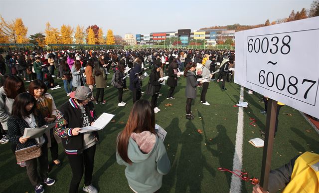 대학수학능력시험을 하루 앞둔 11일 오전 경기 수원의 한 고등학교에서 수험생들이 유의사항을 듣고 있다. 수원=연합뉴스