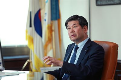 최계운 한국수자원공사 사장이 4일 대전 대덕구 사옥에서 한국일보 기자와 만나 “가뭄 해결을 위해 각 기관에 나뉘어 있는 물 관리를 통합해야 한다”고 강조하고 있다. 한국수자원공사 제공