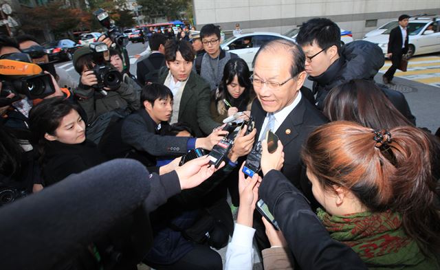 인터뷰 하는 황우여 장관. 연합뉴스