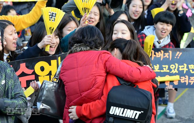 [저작권 한국일보]2016학년도 대학수학능력시험이 치러진 12일 오전 서울 종로구 안국동에 위치한 풍문여고를 찾은 수험생들의 담당교사가 고사장으로 들어서는 제자들을 안아주고 있다. 서재훈기자