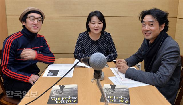 창대한 구상이 민망할 정도로 녹음 장비는 단촐하다. 녹음기 한 대와 포털사이트에서 무료로 다운로드 받은 편집프로그램이 전부. 취재 당일 ‘미장센 효과’를 위해 극단 마이크 소품을 빌려왔다. 왼쪽부터 오세혁, 손신형, 김일송씨. 신상순 선임기자ssshin@hankookilbo.com