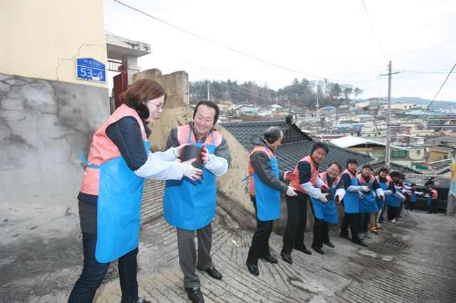 경북 김천으로 본사를 옮긴 한국도로공사 임직원들이 소외지역을 찾아 연탄나누기를 하며 지역사회와 융화하고 있다. 한국도로공사 제공