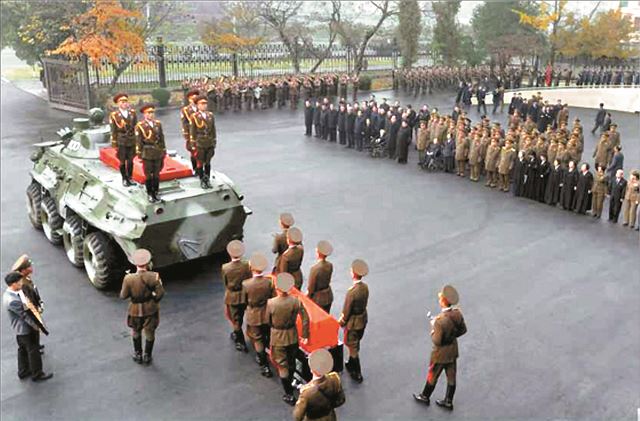 11일 평양에서 열린 리을설 북한 인민군 원수의 장례식에서 북한군인들이 리을설의 시신을 장갑차로 옮겨 싣고 있다. 연합뉴스