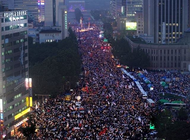 6.10항쟁 21주년인 2008년 6월 10일 저녁 광우병 쇠고기 수입을 반대하는 100만인 촛불시위에 참가한 시민들이 서울 광화문 네거리에서 시청 앞 까지 태평로 전체를 가득 메운 채 쇠고기 재협상을 촉구하고 있다. 박서강기자 pindropper@hk.co.kr