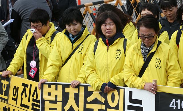 12일 서울 서초동 대법원 앞에서 세월호 유가족들이 대법원 판결에 대한 입장발표 기자회견을 하고 있다. 이날 대법원 전원합의체는 살인 등 혐의로 기소된 이씨 등 세월호 승무원 15명의 상고심에서 대법관 전원일치로 이씨에게 무기징역을 선고한 원심을 확정했다. 연합뉴스