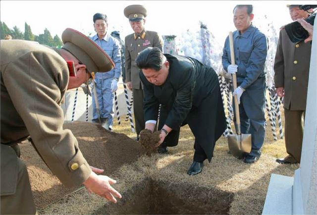 지난 7일 사망한 리을설 북한 인민군 원수의 영결식이 11일 평양 대성산혁명열사릉에서 열렸다. 좌천된 것으로 알려진 최룡해의 모습은 보이지 않았다. 연합뉴스