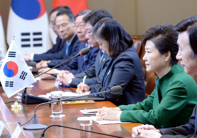 2일 오전 청와대에서 열린 한일확대정상회담에 참석한 박근혜 대통령이 인사말을 하고 있는 아베 총리를 바라보고 있다. 홍인기기자 hongik@hankookiilbo.com