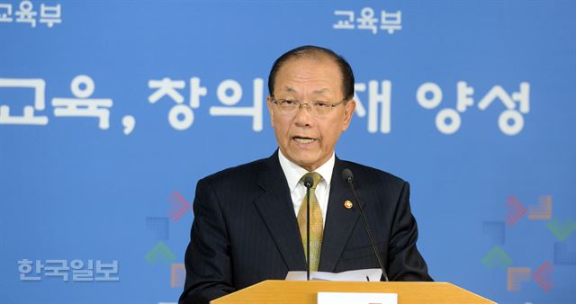 황우여 사회부총리 겸 교육부장관이 지난달 27일 오후 정부서울청사에서 열린 역사교과서 국정화 관련 브리핑에서 사퇴여부를 묻는 기자의 질문에 업무에 더욱 매진 하겠다고 답하고 있다. 신상순 선임기자 ssshin@hankookilbo.com