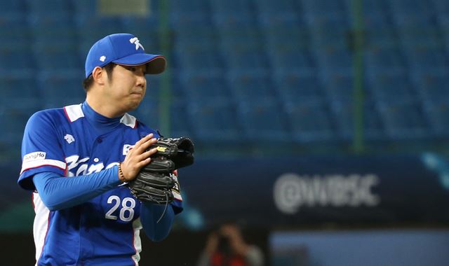 장원준이 11일 대만 타오위안 구장에서 열린 2015 세계야구소프트볼연맹(WBSC) 프리미어12 대회 B조 예선 한국과 도미니카공화국과의 경기에서 상대 타선을 병살로 잡은 뒤 마운드를 내려오며 박수를 치고 있다. 타오위안=연합뉴스