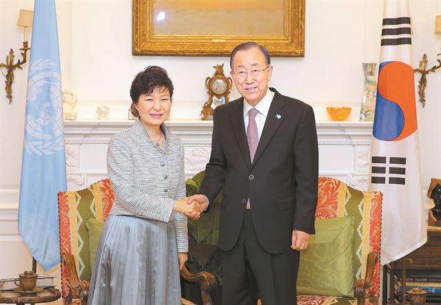 박근혜(왼쪽) 대통령과 반기문 유엔 사무총장. 한국일보 자료사진.