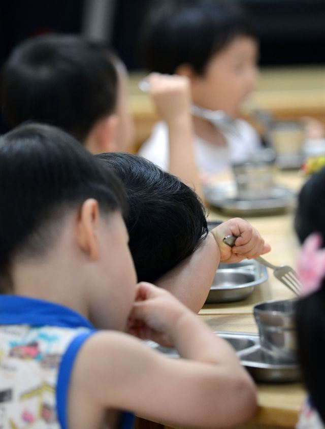 서초구 한 어린이집에서 원생들이 간식을 먹고 있다. 한국일보 자료사진