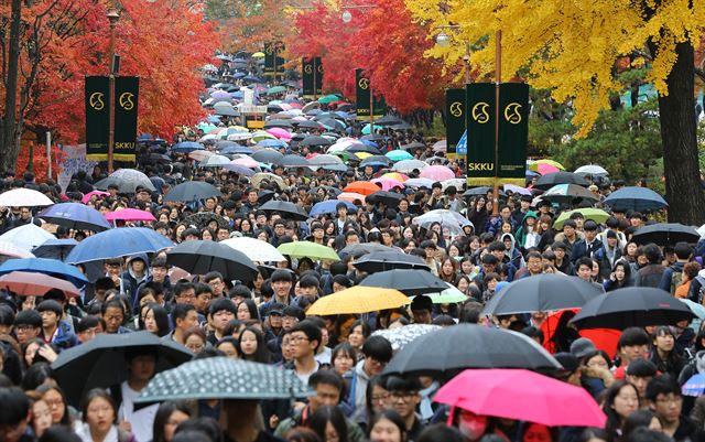 2016학년도 수시논술고사가 열린 서울 명륜동 성균관대 출입로가 오전 시험을 마친 수험생과 오후 시험을 위해 학교로 들어가는 수험생이 맞물려 인산인해를 이루고 있다. 이날 성균관대 논술시험에는 총 3만 3,000여명의 수험생이 응시했으며 학부모들까지 동행하면서 대학로 일대 정체가 극심했다. 연합뉴스