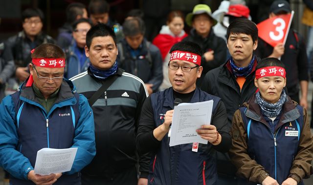 법원에 의한 구인장 및 체포영장이 발부된 한상균 민주노총 위원장이 14일 서울 중구 프레스센터 앞에서 '민중총궐기 투쟁대회'를 앞두고 개최한 민주노총 위원장 및 중앙집행위원회 기자회견에서 발언하고 있다. 연합뉴스